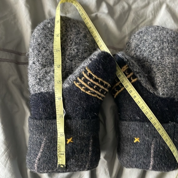 Bruins Mittens handmade made from Recycled materials - Picture 4 of 7